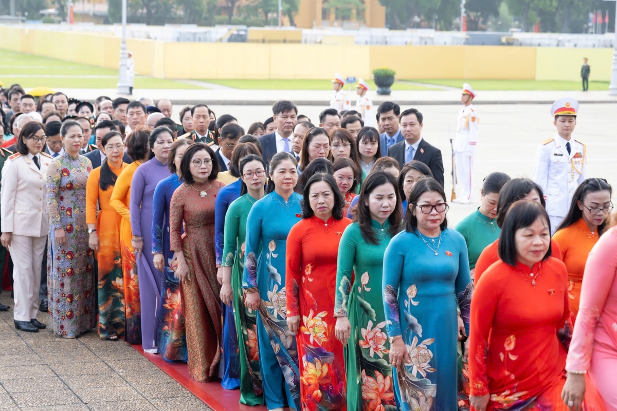 Lãnh đạo Đảng, Nhà nước, đại biểu Quốc hội vào Lăng viếng Chủ tịch Hồ Chí Minh.