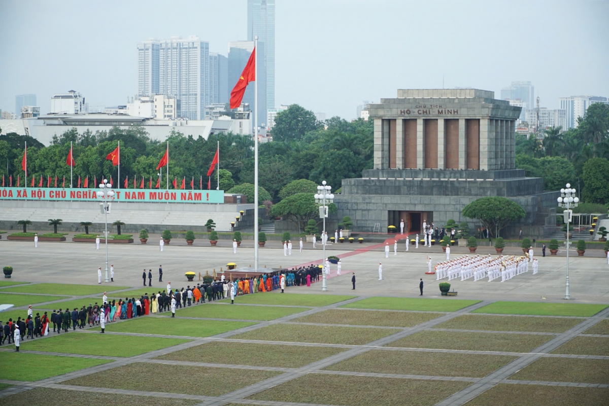 Lãnh đạo Đảng, Nhà nước và các đại biểu Quốc hội vào lăng viếng Chủ tịch Hồ Chí Minh.
