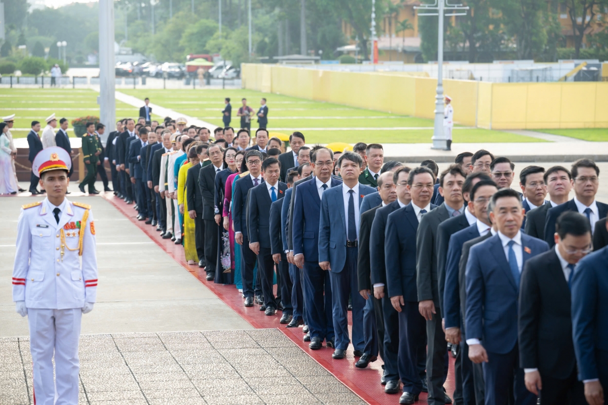 Lãnh đạo Đảng, Nhà nước, đại biểu Quốc hội vào Lăng viếng Chủ tịch Hồ Chí Minh.
