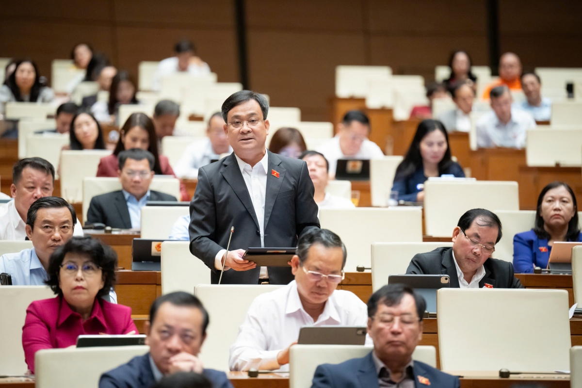 ĐBQH Vũ Huy Khánh (đoàn TP.HCM) góp ý cho dự thảo Luật Dẫn độ. (Ảnh Quốc hội )