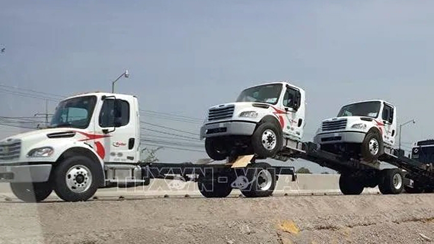 Ô tô sản xuất tại Mexico được vận chuyển đến cửa khẩu biên giới để xuất khẩu sang Mỹ - Ảnh minh họa: TTXVN