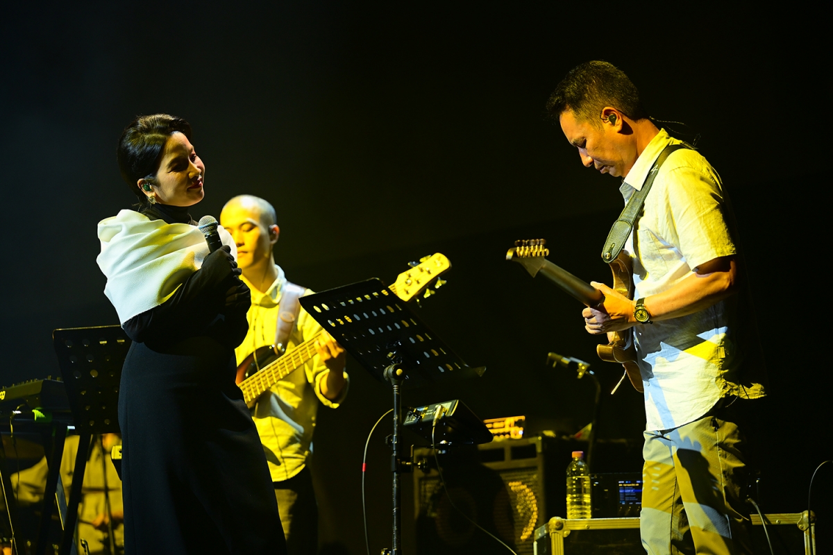 Đêm nhạc tại Seoul trở nên đặc biệt khi đánh dấu sự hội ngộ của gia đình âm nhạc Mỹ Linh – Anh Quân – Mỹ Anh, cùng hai khách mời trẻ là Hoàng Dũng và g0nny