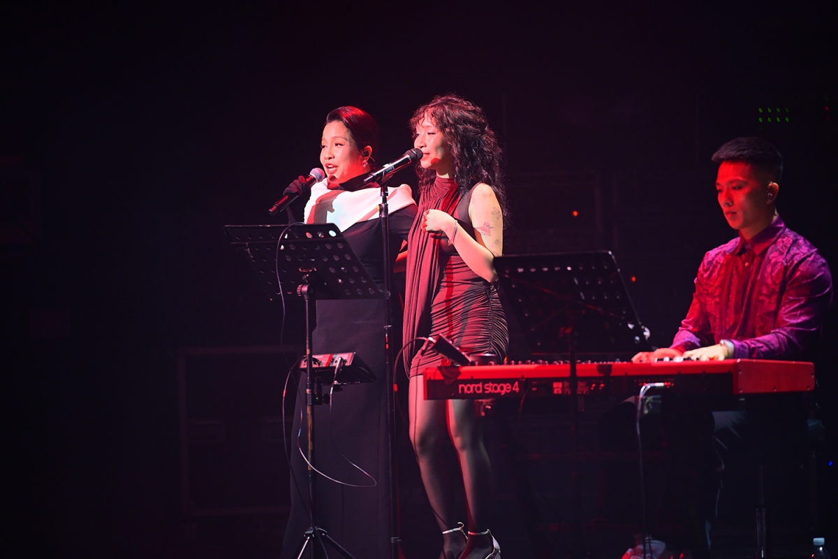 Mỹ Linh song ca cùng con gái Mỹ Anh