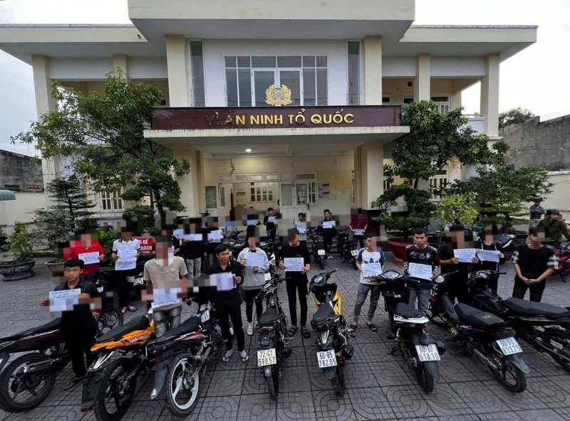 Nhiều thanh thiếu niên cùng dàn xe độ chế bị tạm giữ tại Cơ quan Công an