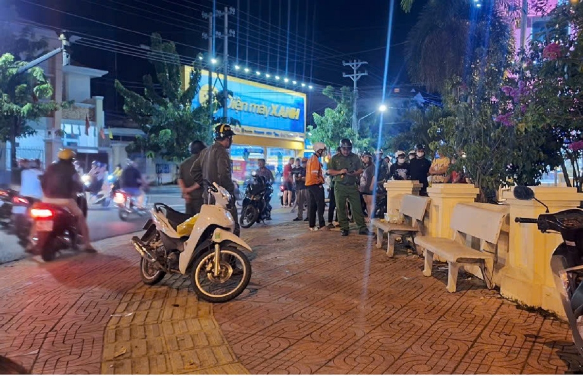 Lực lượng chức năng khám nghiệm hiện trường. Ảnh: B.H