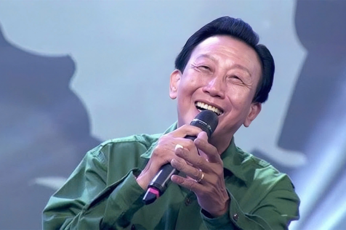 Những chuyến lưu diễn dài ngày nơi biên giới, hải đảo, giữa những người lính, đã thôi thúc NSND Thế Hiển sáng tác những ca khúc về người lính. (Ảnh: facebook nhân vật)