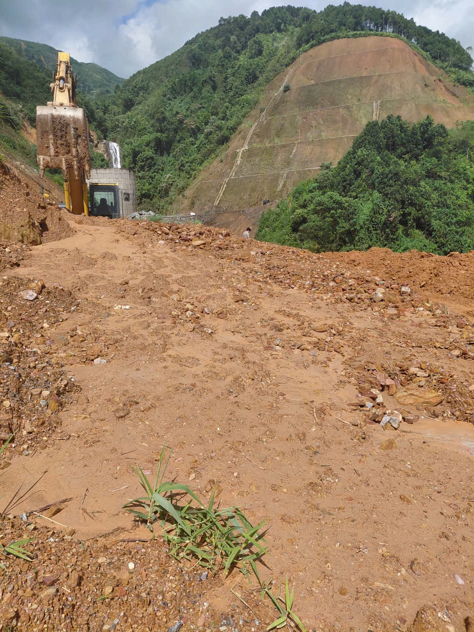 Xã Mỏ Vàng đang tập trung máy móc, con người để thông xe toàn bộ 16/16 thôn trong 3 ngày tới