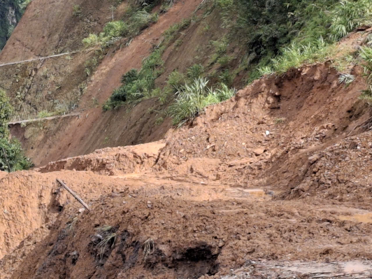Nhiều tuyến đường liên thôn, liên xã trên địa bàn xã Mỏ Vàng, tỉnh Lào Cai bị sạt lở, vùi lấp nghiêm trọng sau bão