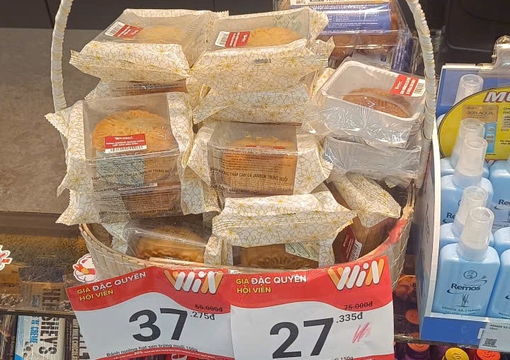 Nhiều cửa hàng tiện lợi cũng giảm giá bánh Trung thu để xả hàng trước ngày Rằm tháng 8