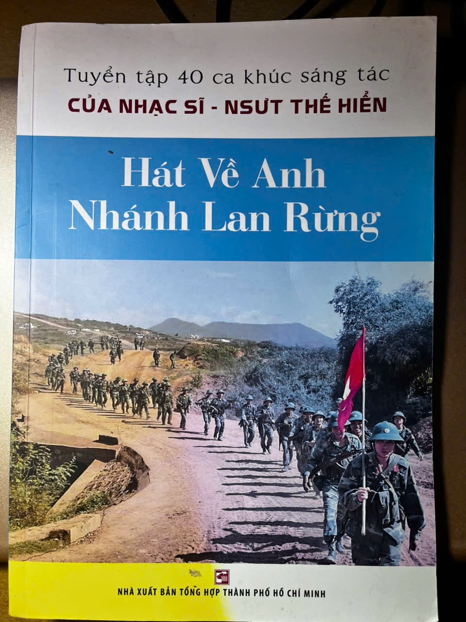 Tuyển tập 40 ca khúc chọn lọc Hát về anh – Nhánh lan rừng (NXB Tổng hợp TP Hồ Chí Minh)