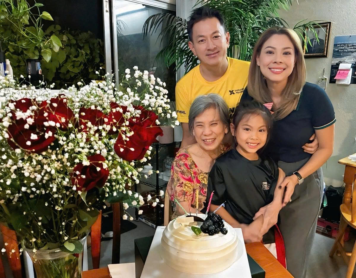 Ca sĩ Thanh Thảo cùng ông xã và con gái quây quần mừng sinh nhật lần thứ 87 của mẹ chồng cô, ở Mỹ.