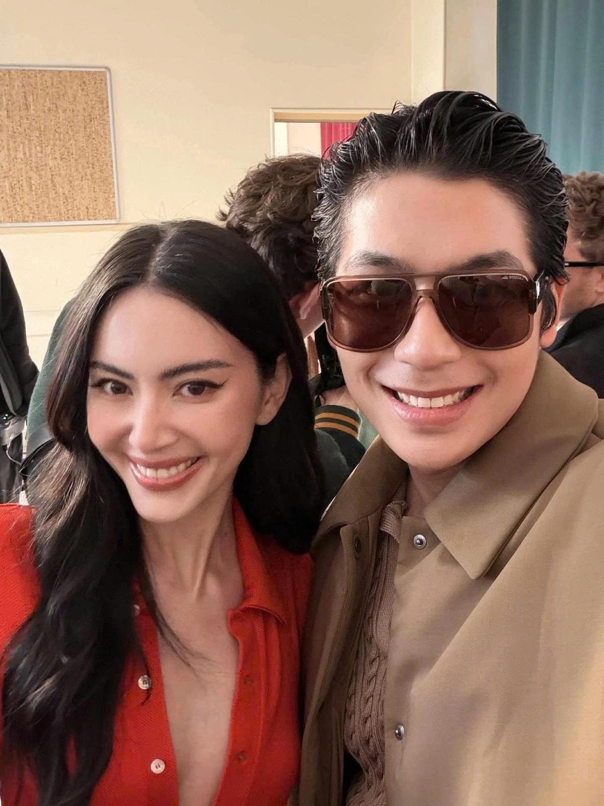 Diễn viên Quốc Anh hào hứng khi có dịp gặp gỡ diễn viên Thái Lan Mai Davika trong khuôn khổ một sự kiện thời trang tại Pháp.