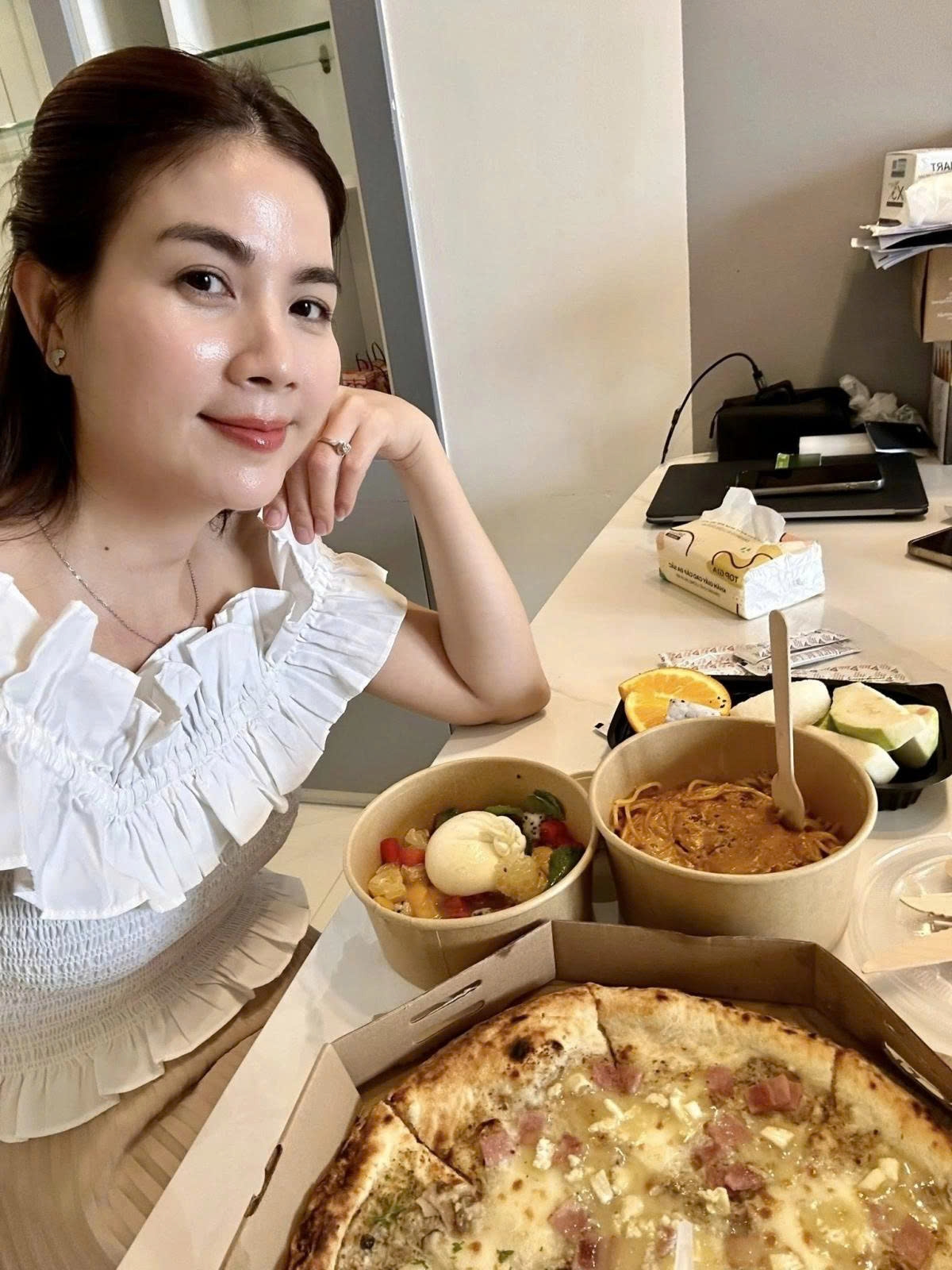 Diễn viên Kha Ly tranh thủ lót dạ trong lúc chờ quay quảng cáo. Cô cho biết dù mệt và nhớ con gái, vẫn cố gắng hoàn thành công việc.