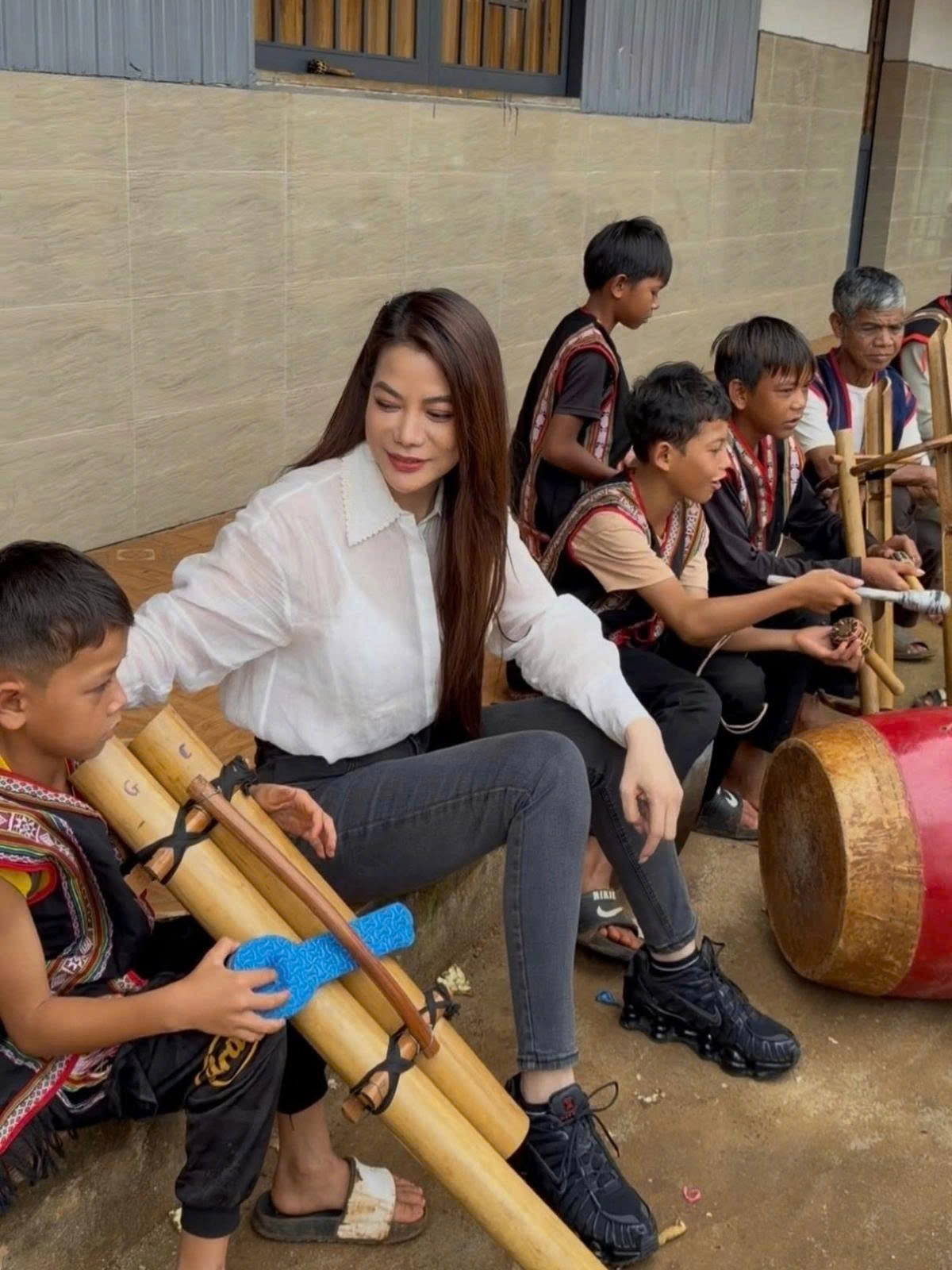 Trương Ngọc Ánh đến thăm một bản nhỏ ở Gia Lai nhân dịp Trung thu.