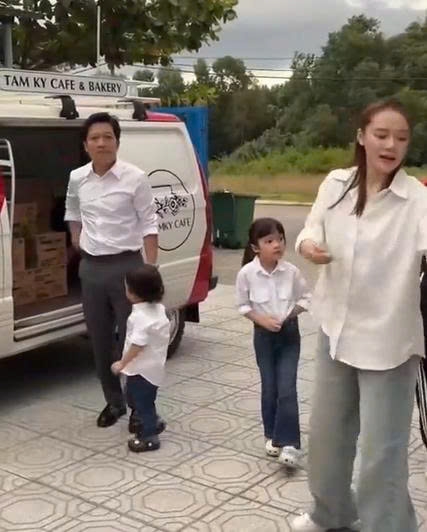 Nhã Phương cùng ông xã Trường Giang và hai con trao quà Trung thu cho trẻ em tại một bệnh viện. Mang thai con thứ ba, nữ diễn viên cho thấy sự khỏe khoắn, hoạt bát khi tự tay bê nhiều thùng vật phẩm và liên tục di chuyển suốt buổi.