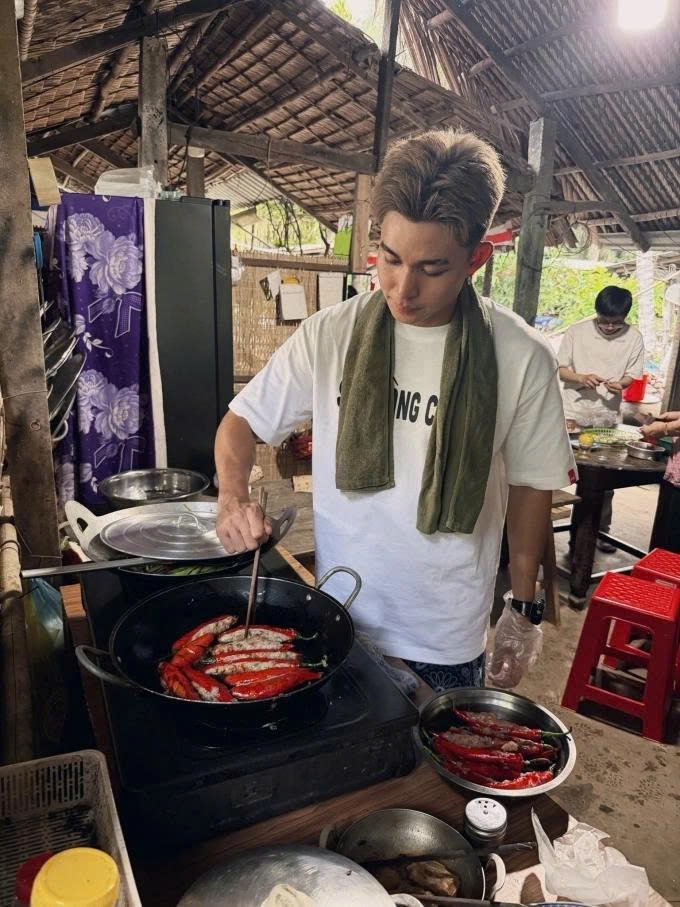 Jun Phạm đăng tải hình ảnh chăm chú làm bếp trong chương trình "Gia đình Haha", thu hút hàng chục nghìn lượt yêu thích. “Đi đâu, làm gì cũng về nhà bếp!”, nam ca sĩ viết.