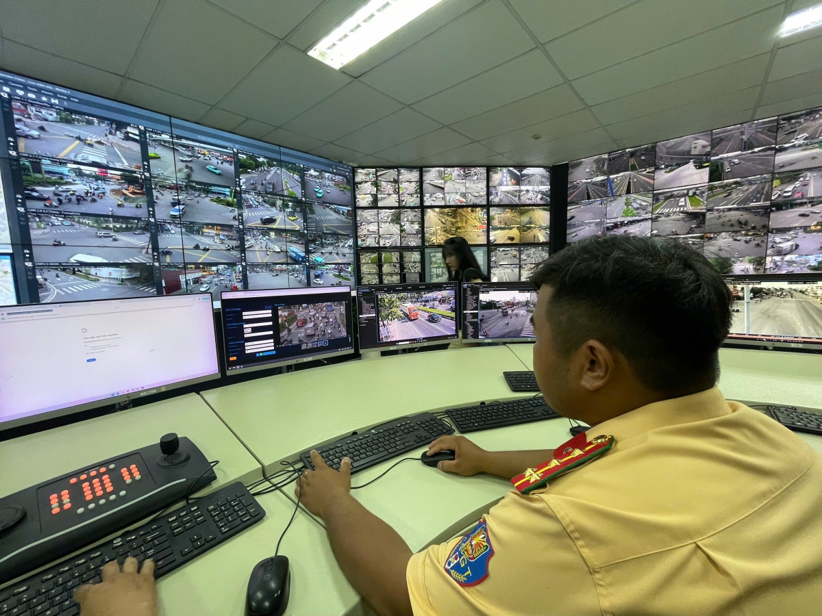 Cảnh sát giao thông có thể dễ dàng theo dõi các trường hợp vi phạm qua hệ thống camera.