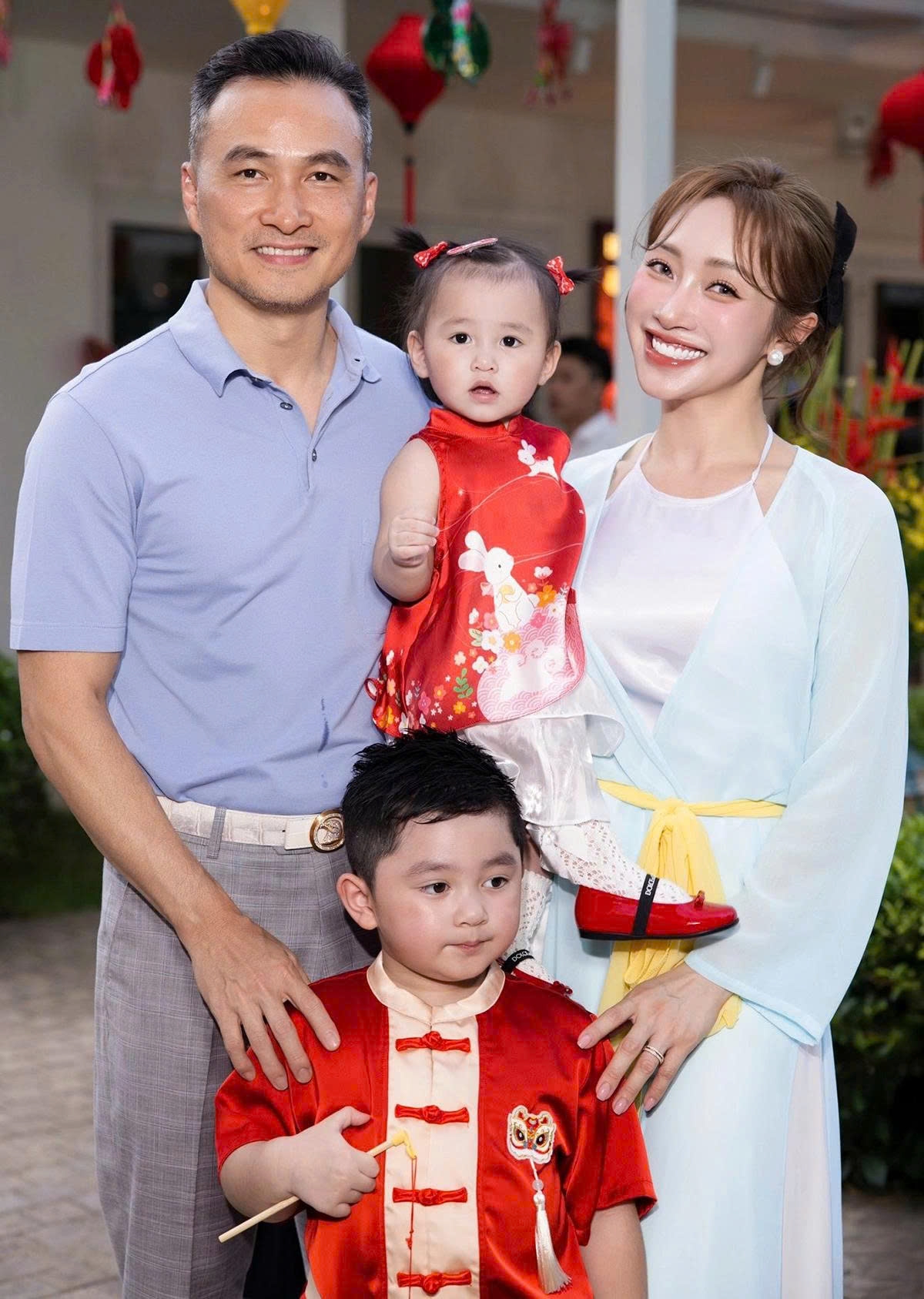 Lý Thùy Chang đầu tư trang phục phong cách chị Hằng, chú Cuội cho ba mẹ con, trong khi ông xã Chi Bảo mặc gọn gàng, năng động, khoe phong độ tuổi ngoài 50.