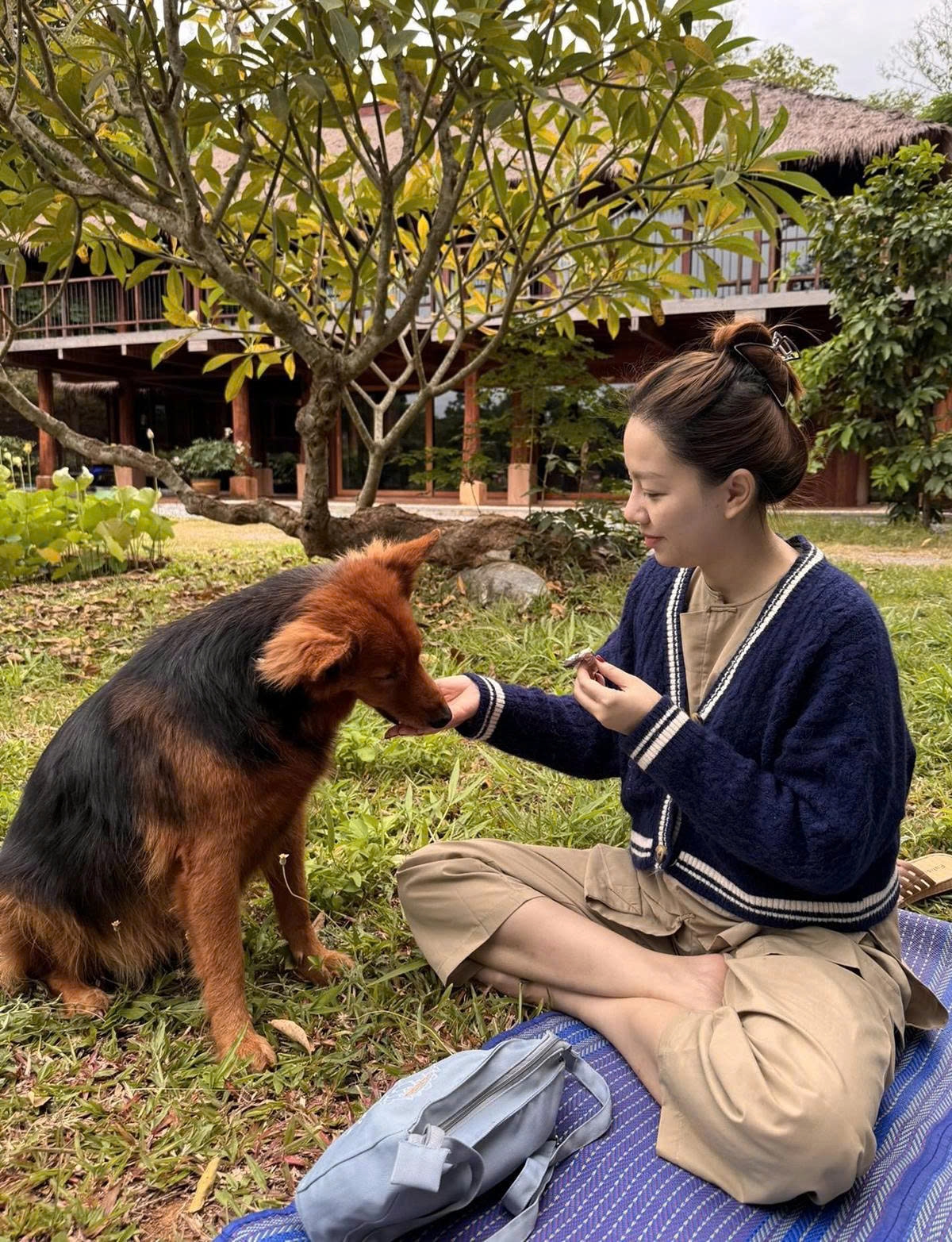 Diễn viên Băng Di tận hưởng giây phút thảnh thơi bên chó cưng.