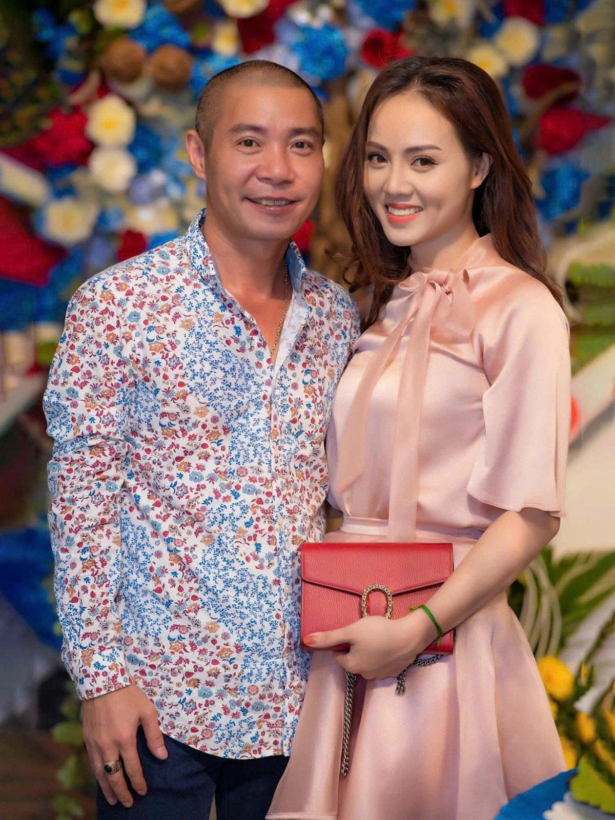 NSND Công Lý đăng ảnh tình tứ bên bà xã Ngọc Hà - kèm bài thơ: "Lối về có bóng trăng soi/ Có người bên cạnh suốt đời chẳng phai/ Bao nhiêu sóng gió hôm mai/ Có nhau là đủ, chẳng ai sánh bằng".