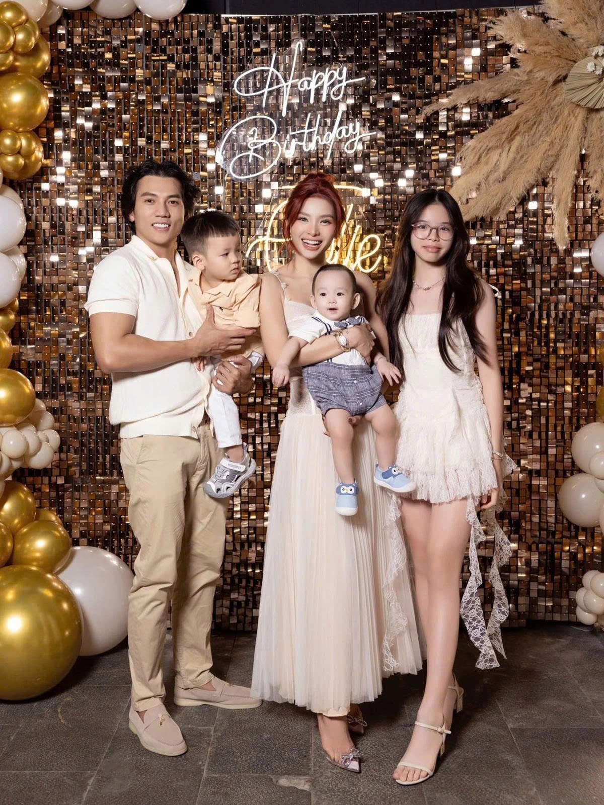 Ca sĩ Phương Trinh Jolie đón sinh nhật tuổi 37 bên chồng con. "Tuổi 37, tôi nhận ra hạnh phúc không còn nằm ở những điều xa xôi hay ồn ào nữa. Hạnh phúc đôi khi chỉ là buổi sáng thấy cả nhà cùng cười, buổi tối nghe tiếng con bi bô, là ánh mắt bình yên của người bên cạnh, là một vòng tay đủ đầy", cô bày tỏ.