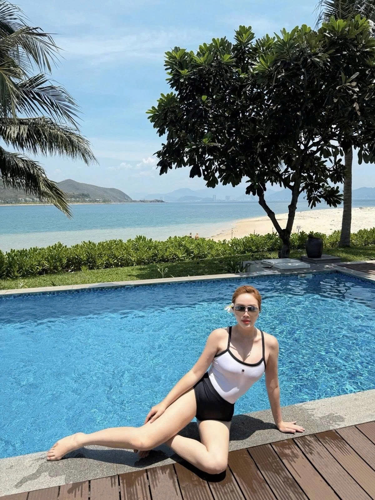 Ca sĩ Bảo Thy diện đồ bơi tôn vóc dáng thon gọn trong chuyến nghỉ dưỡng tại Nha Trang.