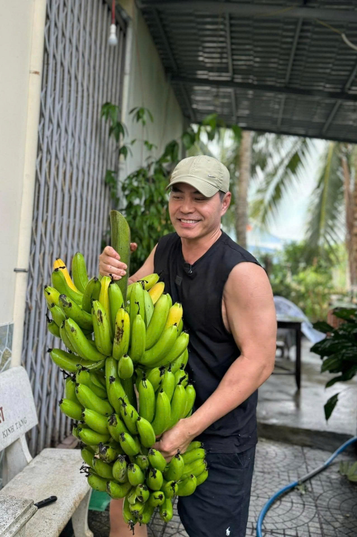 Diễn viên Trung Dũng khoe cơ bắp trong chuyến về vườn làm "nông dân".