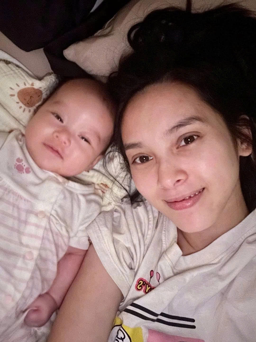 Diễn viên Quỳnh Lương đăng ảnh mặt mộc bên cạnh con gái.