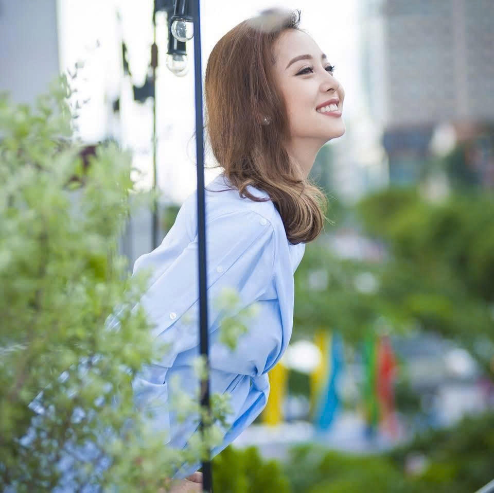 Hoa hậu Jennifer Phạm bày tỏ cuộc sống vốn dĩ đơn giản nhưng chúng ta cứ làm nó trở nên phức tạp. Nàng hậu được khen trẻ đẹp dù trải qua 4 lần sinh nở.