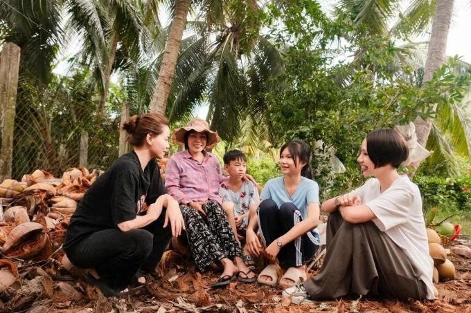 Hồ Ngọc Hà bày tỏ thương xót hai em bé mồ côi mẹ mà cô và ê-kíp từng đến thăm trong hành trình thiện nguyện.