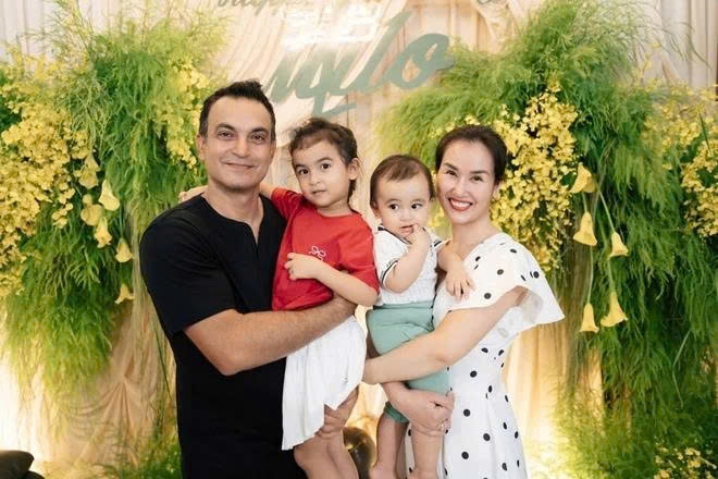 Võ Hạ Trâm và ông xã người Ấn Độ tổ chức tiệc sinh nhật con trai thứ Milo tròn một tuổi. Bữa tiệc có sự tham dự của một số bạn bè thân thiết, người thân hai bên gia đình.