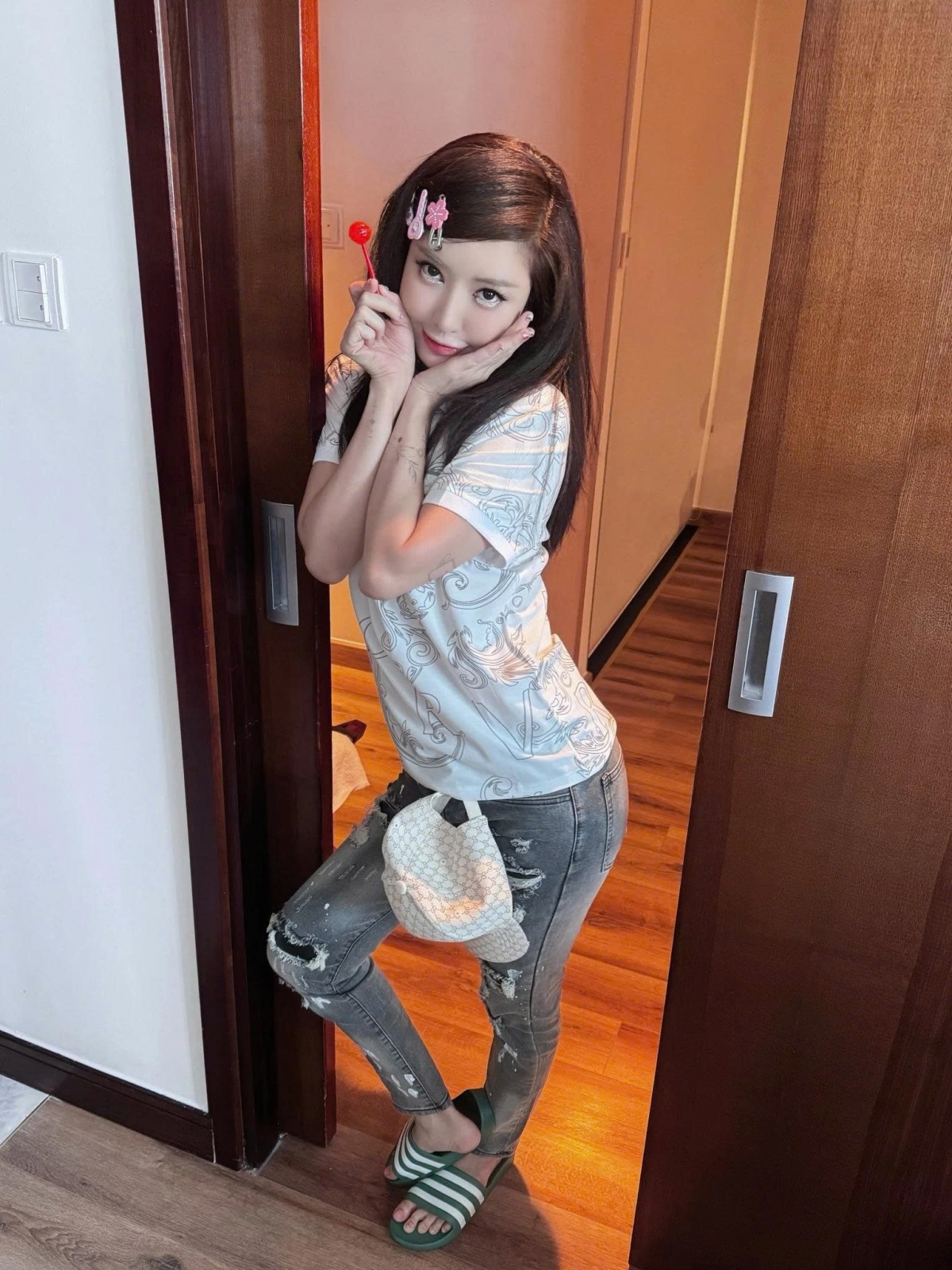 Bích Phương khiến fan thích thú khi trang điểm và ăn mặc theo phong cách "xì tin" thịnh hành cách đây hàng chục năm.