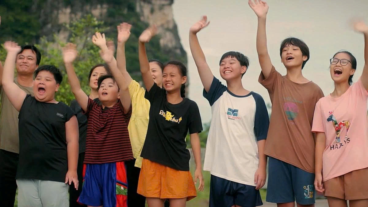 Bộ phim truyền hình "Cách em 1 milimet" đang nhận được nhiều sự quan tâm của khán giả nhờ sự hồn nhiên, cảm xúc chân thật của dàn diễn viên nhí. Bộ phim là lần "chào sân" của rất nhiều bạn nhỏ tài năng như Thục Phương, Gia Long, Minh Xíu, Đức Phong, Quỳnh Trang, Sơn Tùng... Phim đã khép lại thời thơ ấu với những kỷ niệm đẹp, mở ra hành trình trưởng thành của các nhân vật với dàn diễn viên mới.