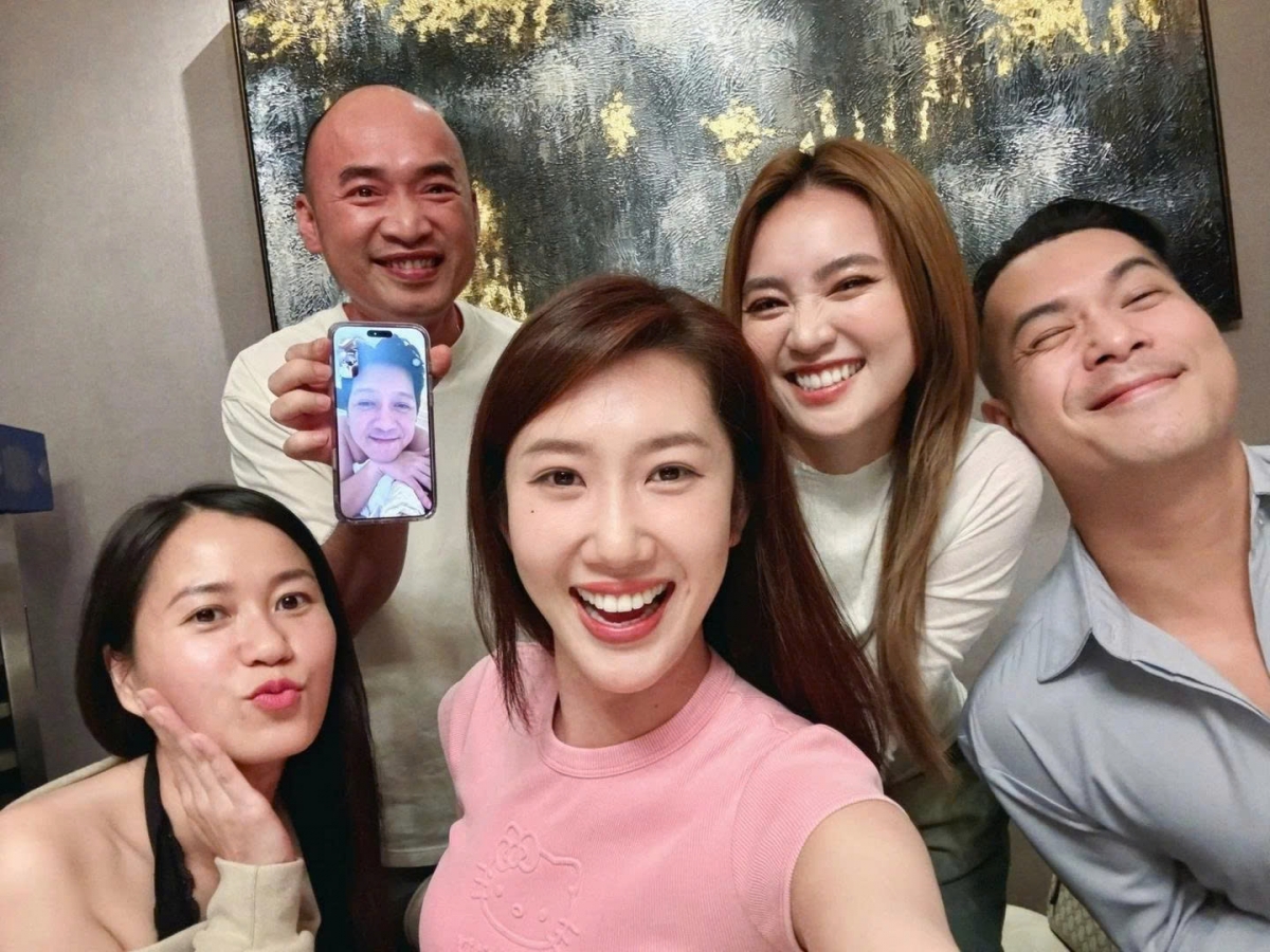 Diễn viên Thúy Ngân chia sẻ hình ảnh các thành viên của 7 nụ cười xuân hội ngộ để chúc mừng sinh nhật Tiến Luật. Tuy nhiên, Trường Giang do bận việc cá nhân nên không thể có mặt.