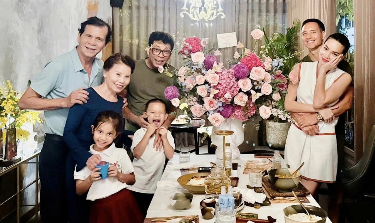 Vợ chồng Hồ Ngọc Hà cùng hai con quây quần bên gia đình, mừng sinh nhật mẹ.