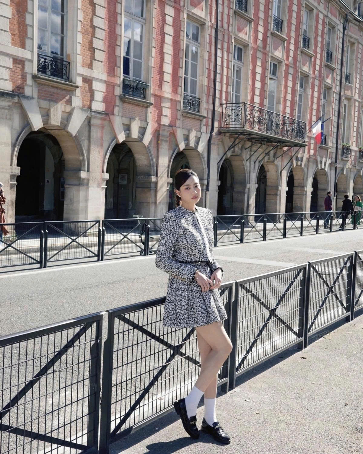 Hoa hậu Lương Thùy Linh được khen như nữ sinh quý tộc với set đồ hàng hiệu trên phố Paris.