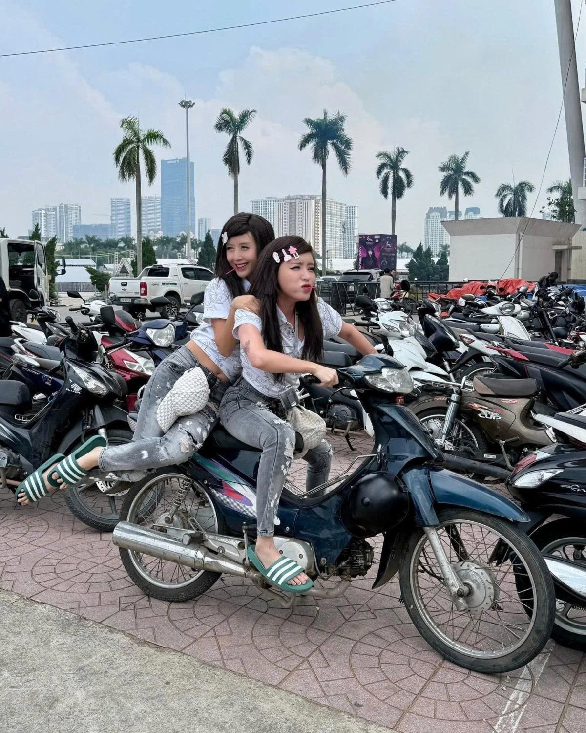 Bích Phương và Quỳnh Anh Shyn gây cười với tạo hình như mốt thời năm 2010, với tóc sư tử, quần bò rách, dép lê.