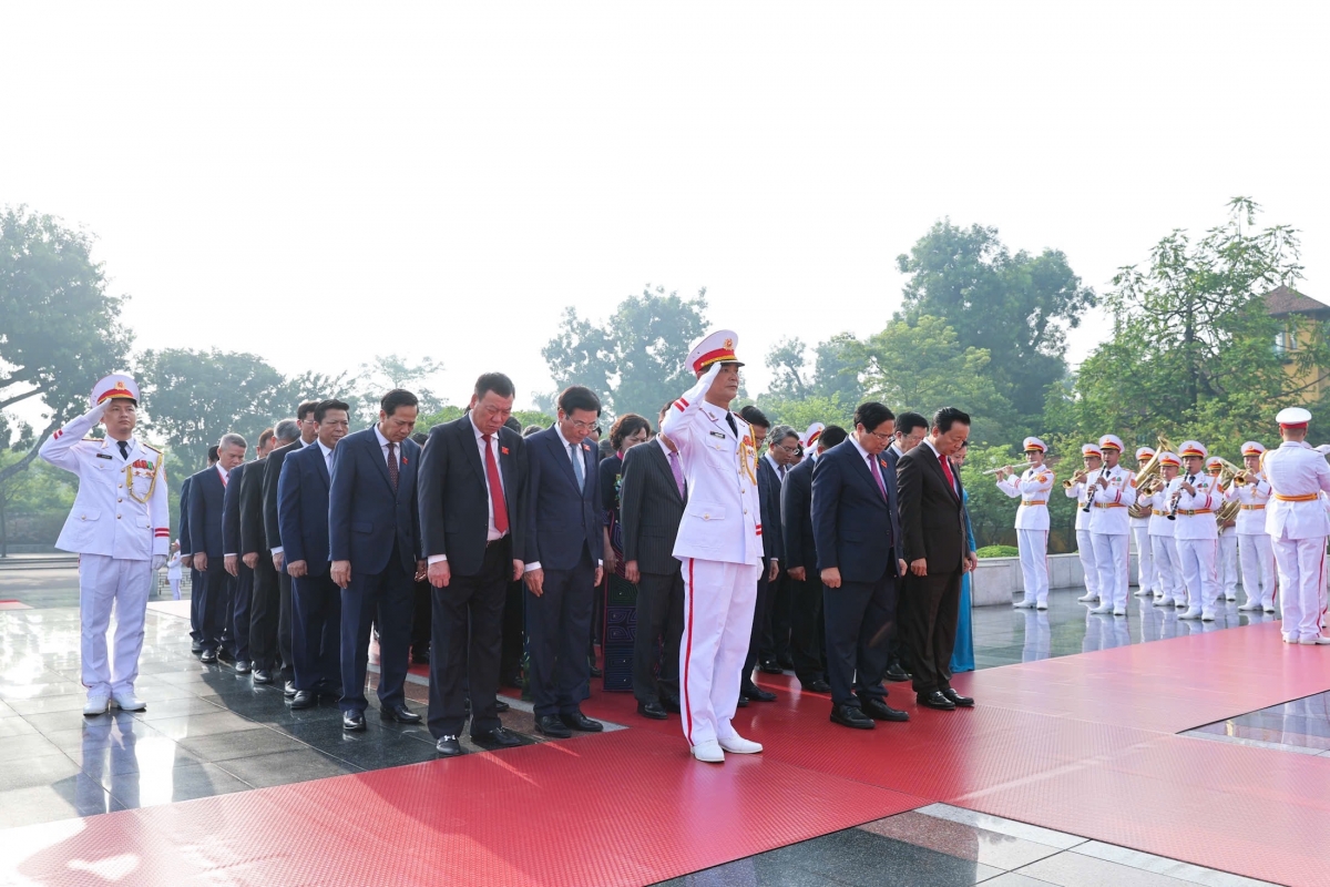 Đoàn đại biểu tưởng nhớ các Anh hùng Liệt sĩ 