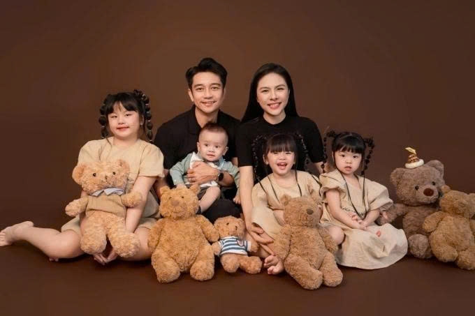 Vợ chồng diễn viên Vân Trang - Quân Lê quây quần bên bốn con trong bộ ảnh mừng sinh nhật một tuổi của con út. Theo nữ diễn viên, vợ chồng cô mệt vã mồ hôi mới có thể quản lý được bốn em bé trong một khuôn hình.