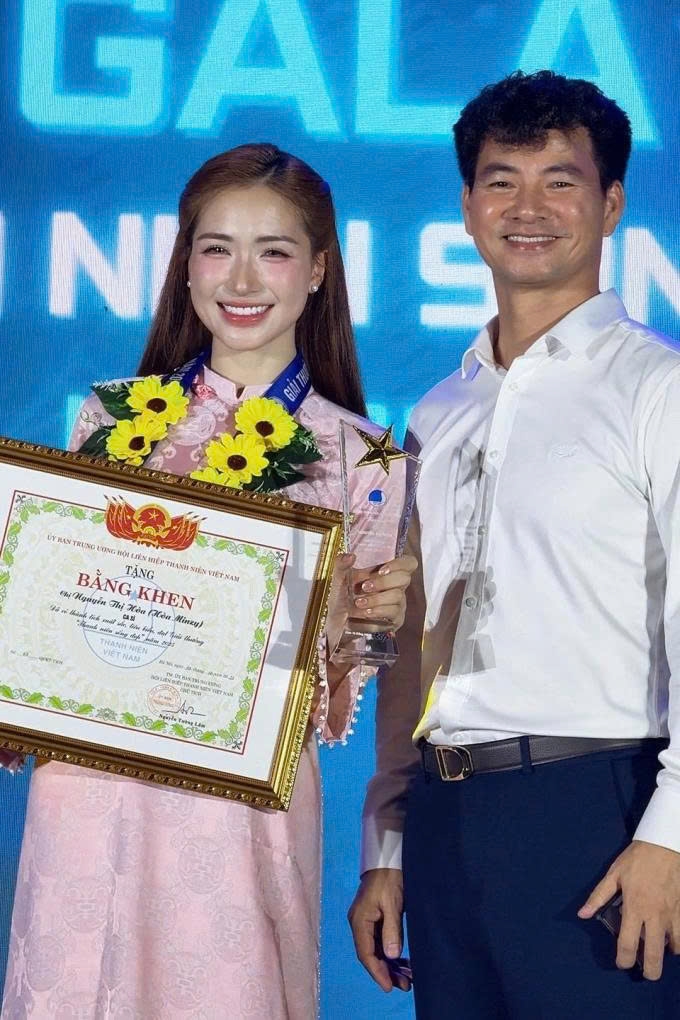 Ca sĩ Hòa Minzy cho biết thấy vinh dự, hạnh phúc khi nhận danh hiệu “Thanh niên sống đẹp” do Ủy ban Trung ương Hội Liên hiệp Thanh niên Việt Nam trao tặng.