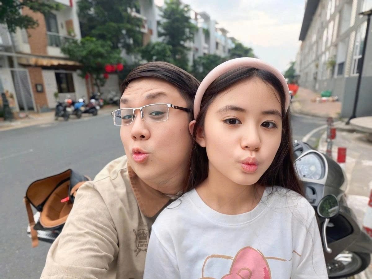 Nghệ sĩ Gia Bảo đưa con gái, bé Grammy, đi dạo phố. Grammy được nhiều khán giả khen ngoại hình xinh xắn, đáng yêu.