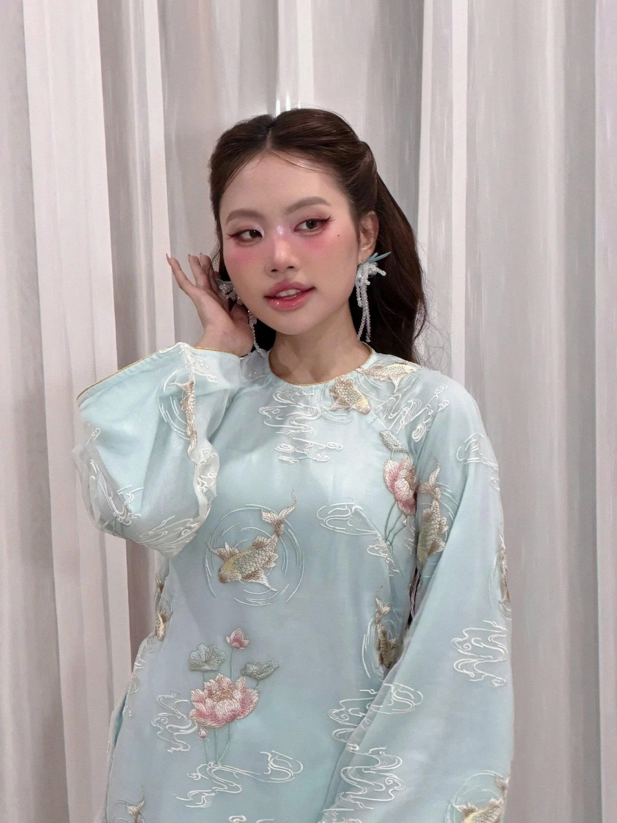 Phương Mỹ Chi xin lỗi khán giả sau khi gặp sự cố âm thanh trong concert tối 11/10. Cô cho biết đây là tình huống lần đầu gặp phải trong 12 năm làm nghề. "12 năm đi hát chưa bao giờ có trường hợp này xảy ra. Hôm nay thật hy hữu và Chi thật sự rất áy náy với các khán giả tại Mỹ Đình", nữ ca sĩ viết.