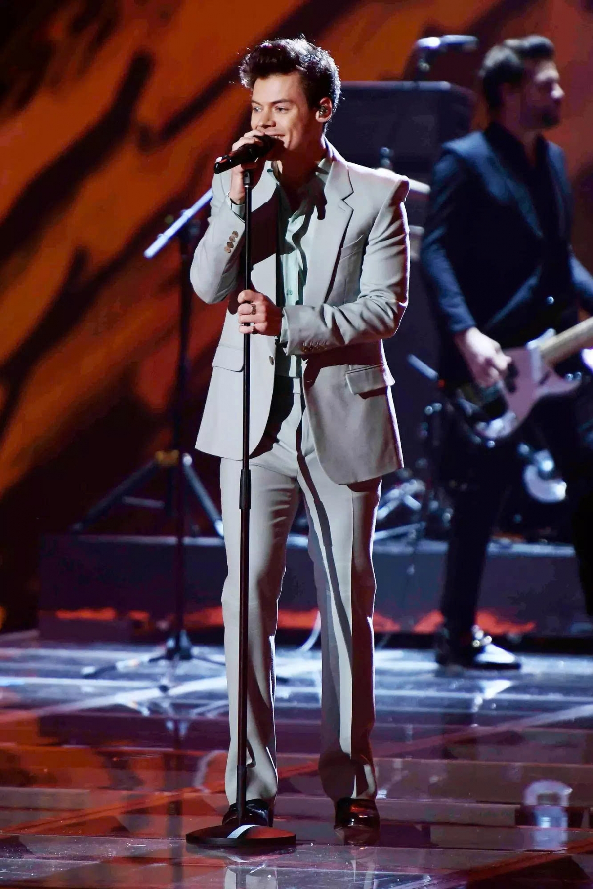 Ngôi vương thuộc về Harry Styles với màn trình diễn năm 2017 tại Thượng Hải. Khi anh hát “Kiwi” và “Only Angel”, khán giả như bùng nổ. Giọng hát, phong thái cổ điển pha chút nổi loạn và vũ đạo tinh nghịch khiến anh trở thành “linh hồn” của đêm diễn. Quá hoàn hảo cho một chương trình tôn vinh những nàng thơ thiên thần.