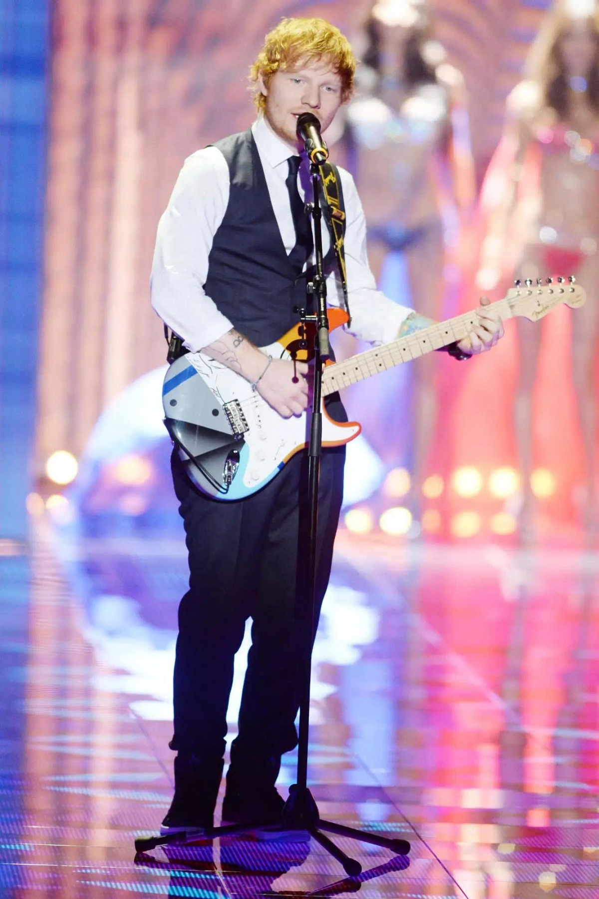 Cũng trong show năm 2014 ở London, Ed Sheeran khiến cả dàn thiên thần “say mê” với “Thinking Out Loud”, bản tình ca từng giúp anh đoạt giải Grammy. Chỉ với cây đàn guitar và nụ cười mộc mạc, Ed đã biến sàn diễn lấp lánh ánh kim tuyến trở thành một sân khấu đầy cảm xúc và lãng mạn.