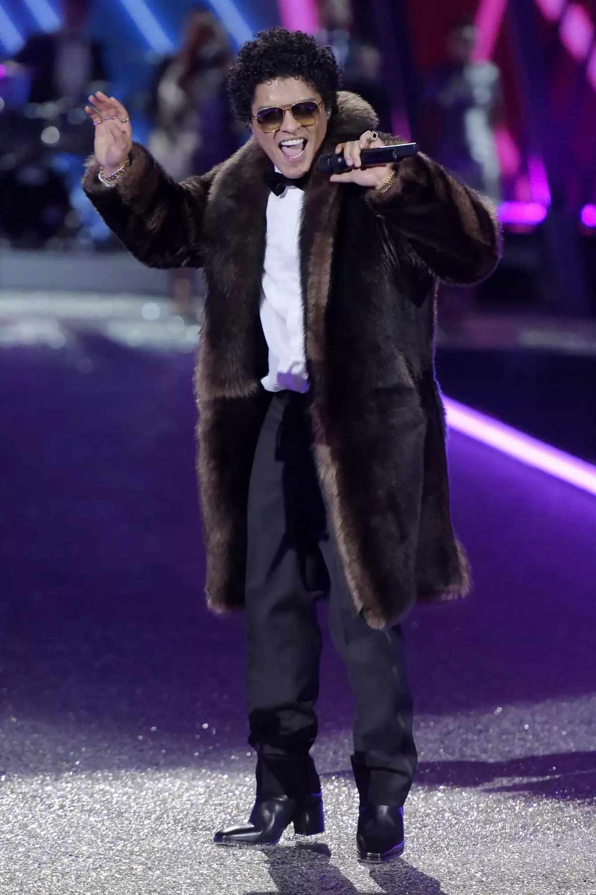 Bruno Mars từng xuất hiện hai lần trên sàn diễn Victoria’s Secret, nhưng màn trình diễn năm 2016 tại Paris mới thật sự là huyền thoại. Với “24K Magic” và phong thái biểu diễn bùng nổ, anh biến từng lời ca thành sân khấu funk nóng bỏng, khiến mọi khán giả phải nhún nhảy theo.