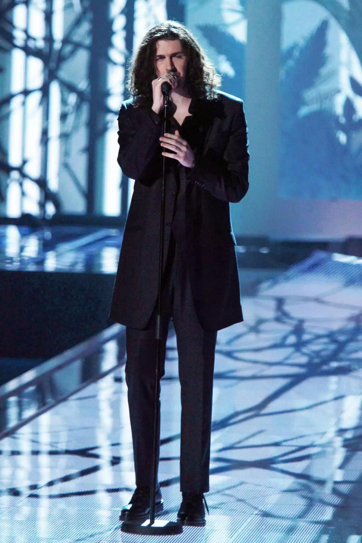 Tại London năm 2014, Hozier khiến hàng triệu trái tim “tan chảy” khi mang ca khúc “Take Me to Church” lên sàn diễn. Trong bộ trang phục đen giản dị, giọng hát trầm ấm của anh hòa cùng ánh sáng huyền ảo, tạo nên một trong những khoảnh khắc âm nhạc tinh tế nhất lịch sử Victoria’s Secret.