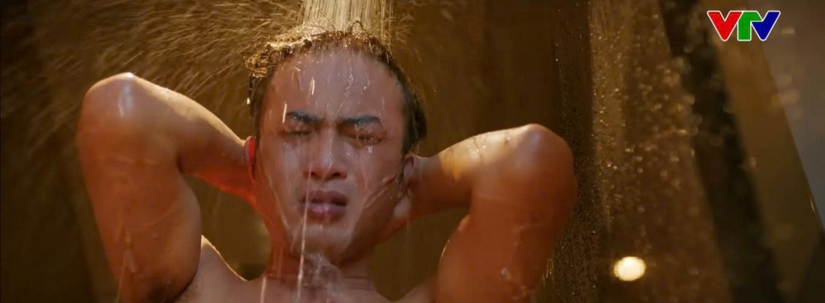 Đăng đi tắm, vẫn mang theo sự hối hận với lỗi lầm vừa mắc phải (Ảnh: VTV Go)