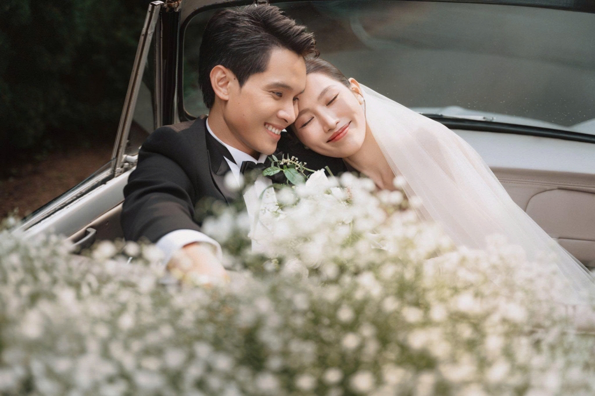 Bộ ảnh cưới nhận nhiều lời khen nhờ phong cách tinh tế, không phô trương nhưng vẫn ấn tượng. Quỳnh Châu diện váy cưới do nhà thiết kế Chung Thanh Phong thực hiện, với phần tà xòe rộng và khăn voan trùm dài. Cặp đôi hướng đến sự tối giản, tự nhiên, lấy cảm xúc của cô dâu chú rể làm điểm nhấn.