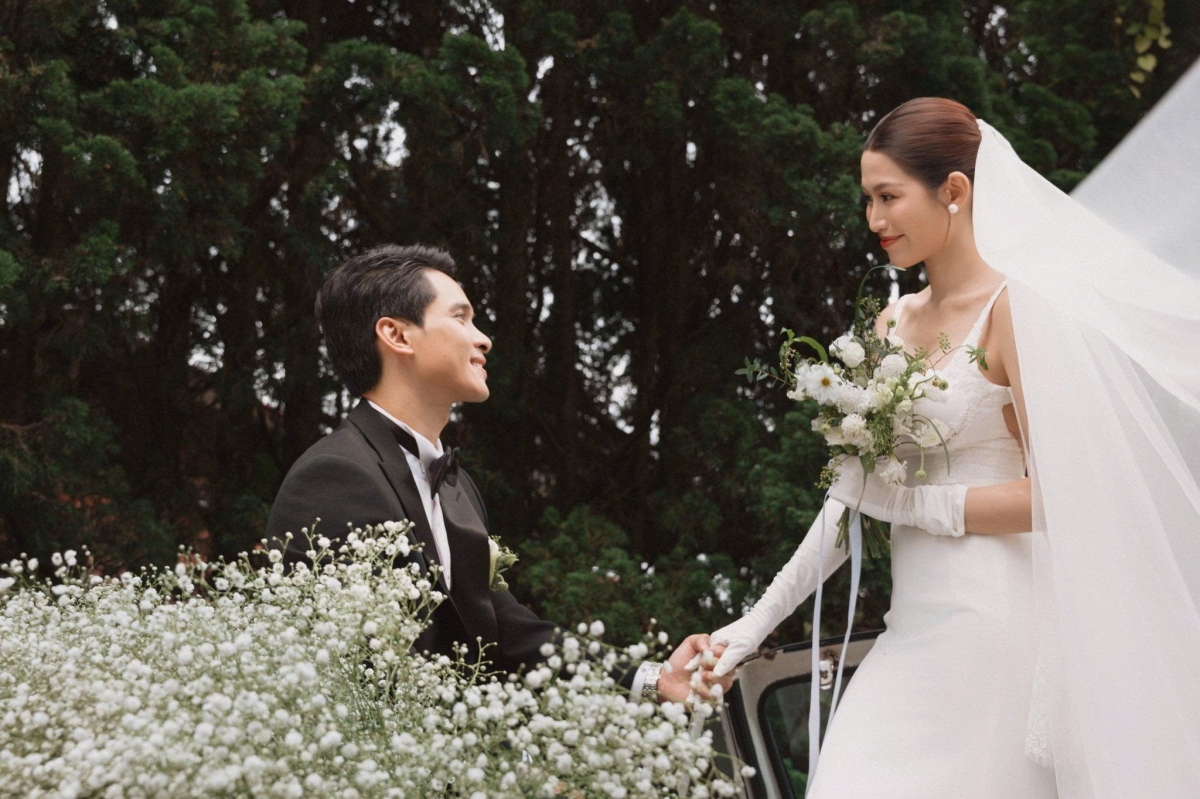 Mới đây, Á hậu Quỳnh Châu và doanh nhân Phát Nguyễn chụp ảnh cưới tại quê nhà cô dâu trước hôn lễ sẽ diễn ra vào ngày 26/10. Người đẹp cho biết: "Đà Lạt không chỉ là quê hương tôi mà còn là nơi Phát Nguyễn chọn sinh sống, làm việc, lưu giữ nhiều kỷ niệm của cả hai". Cô nói muốn giới thiệu nét lãng mạn của thành phố núi qua từng khung hình, đặc trưng là những đồi thông. Chế Nguyễn Quỳnh Châu, Ngọc Phát sẽ làm lễ tại nhà riêng, sau đó đãi tiệc ở TP.HCM, dự kiến đón nhiều bạn bè giới showbiz.