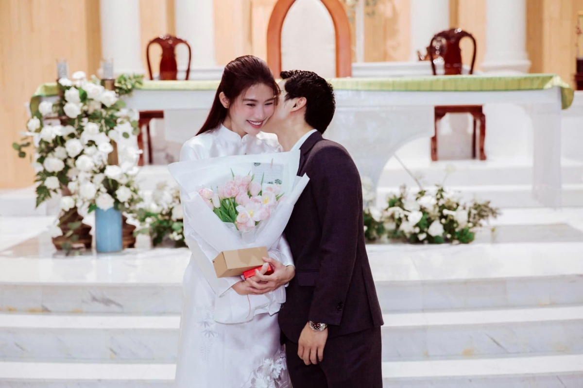 Tháng 8/2025, cả hai làm lễ rửa tội tại nhà thờ - nghi thức trước khi gia nhập đạo Thiên Chúa, cũng là một bước trong chặng đường tiến đến hôn nhân.